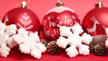 Kırmızı arka planda Noel ağacı oyuncaklarıyla Noel süslemesi