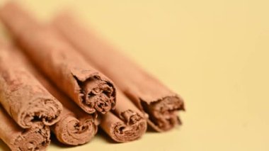 Tarçın çubukları arka planda yakınlaşır