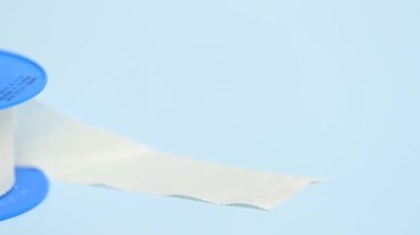 Yapışkan alçı mavi arka planda yakın plan
