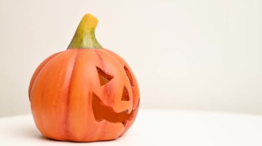 Cadılar Bayramı Balkabağı hafif bir arka plan üzerinde