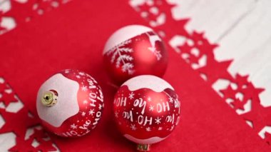 Kırmızı arka planda Noel oyuncağı