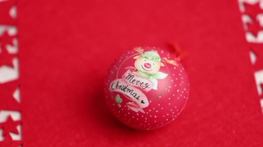 Kırmızı arka planda Noel oyuncağı