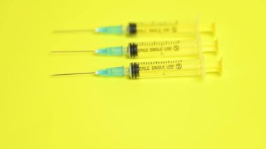 Siyah arka planda cadılar bayramı çikolata hayaleti