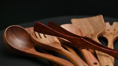 Siyah arka planda ahşap mutfak spatulası.