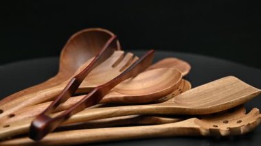 Siyah arka planda ahşap mutfak spatulası.