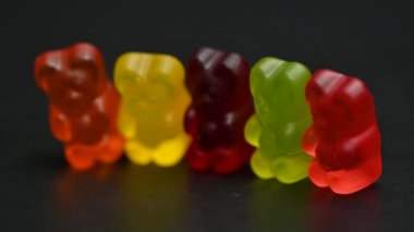 Siyah arka planda jöle ayılar