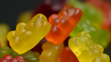 Siyah arka planda jöle ayılar