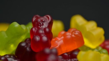 Siyah arka planda jöle ayılar