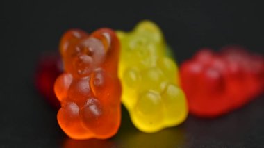 Siyah arka planda jöle ayılar