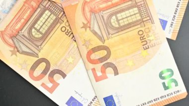 siyah arka plan üzerinde Euro banknot