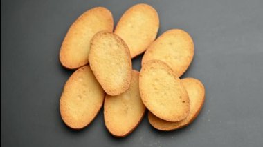 Siyah arkaplanda kızarmış ekmek