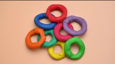 çok renkli plastikten yapılmış ürünler.