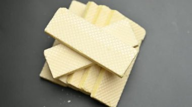 Siyah arkaplanda limon waffle 'ları