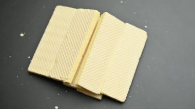 Siyah arkaplanda limon waffle 'ları