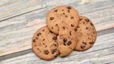 zemin üzerine çikolatalı kurabiye