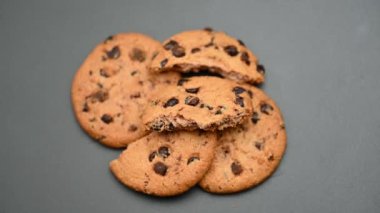 zemin üzerine çikolatalı kurabiye