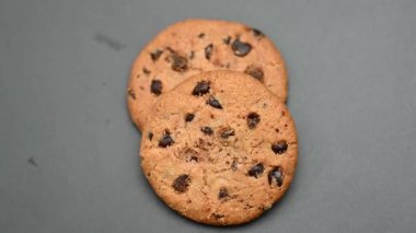 zemin üzerine çikolatalı kurabiye