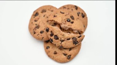 Beyaz arkaplanda çikolata damlaları olan kurabiyeler