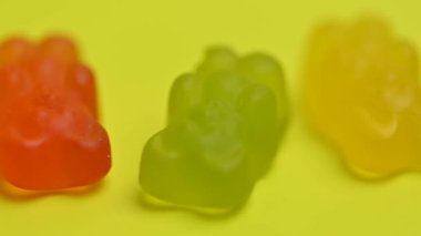 Sarı arka planda jöle şekerler