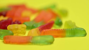 Sarı arka planda jöle şekerler