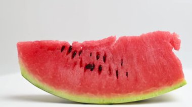 Beyaz arka planda dilimlenmiş karpuz.