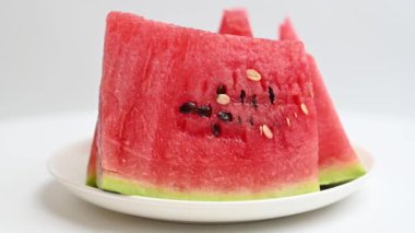 Beyaz arka planda dilimlenmiş karpuz.