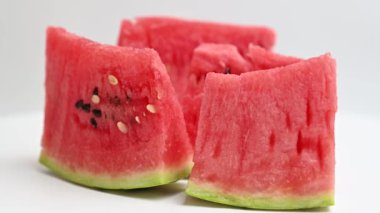 Beyaz arka planda dilimlenmiş karpuz.