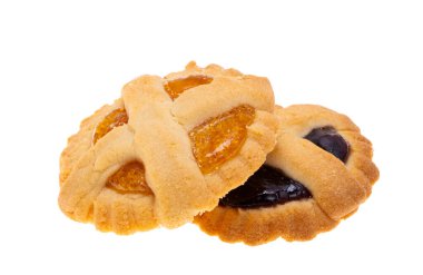 Beyaz arkaplanda izole edilmiş reçelli bisküvi