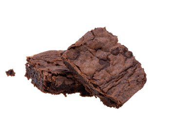 Brownie turtası beyaz arkaplanda izole