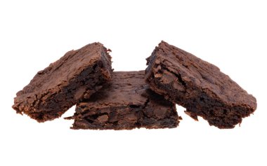 Brownie turtası beyaz arkaplanda izole