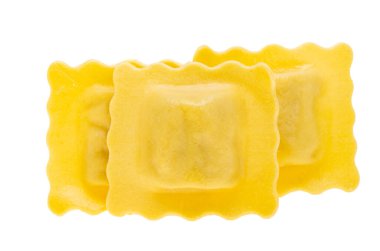 Beyaz arka plan üzerinde İtalyan Mantısı