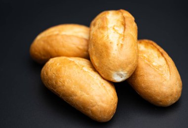 Siyah arkaplanda çörekler