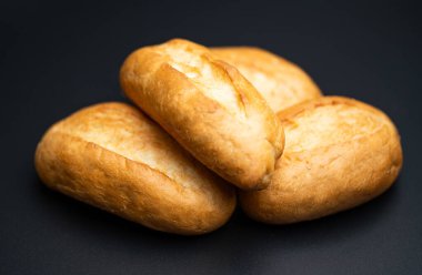 Siyah arkaplanda çörekler