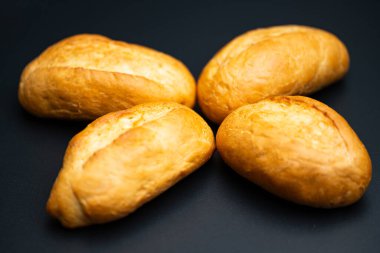 Siyah arkaplanda çörekler