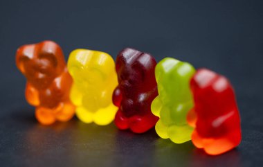 Siyah arka planda jelibon ayılar