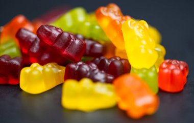 Siyah arka planda jelibon ayılar