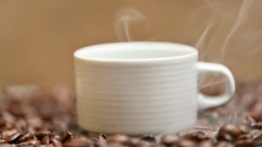 Kahve çekirdeklerini yakın.