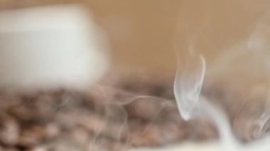 Kahve çekirdeklerini yakın.