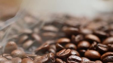 Kahve çekirdeklerini yakın.