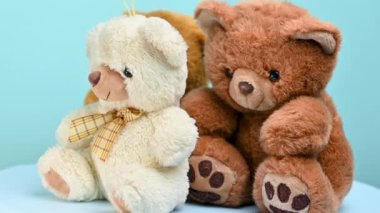 yumuşak oyuncak ayı mavi arka planda