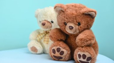 yumuşak oyuncak ayı mavi arka planda