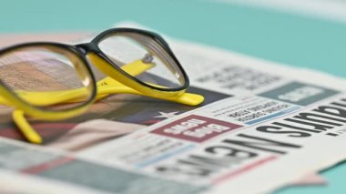 Sarı okuma gözlükleri yakın.