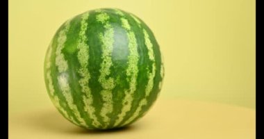 Sarı arka planda çizgili karpuz