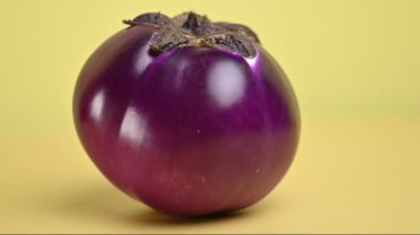 Sarı arka planda patlıcan.