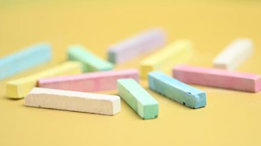 Sarı arkaplanda renkli tebeşir