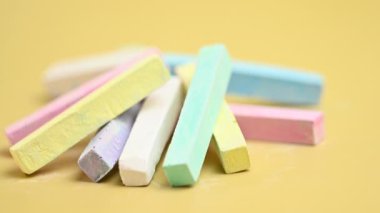 Sarı arkaplanda renkli tebeşir