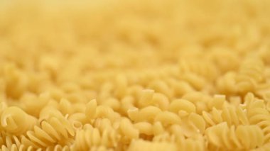 Sarı arka planda İtalyan makarnası