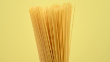 Sarı arka planda İtalyan spagettisi
