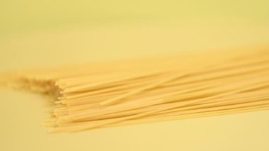 Sarı arka planda İtalyan spagettisi