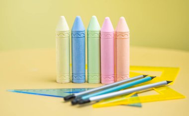 Sarı arkaplanda renkli tebeşir